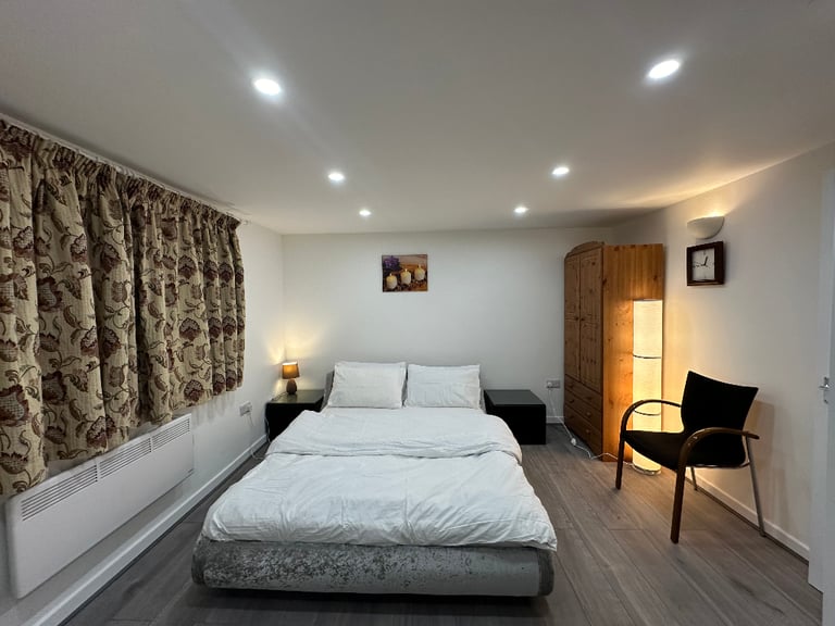 Beautiful Studio flat to Let on Wanstead Park Road, IG1 3TN Close to Ilford Station (Couple Only)
