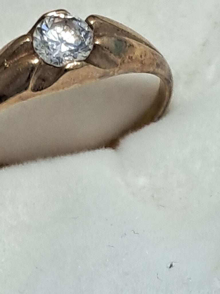 Ladies 9ct diamond gold ring size on pics 