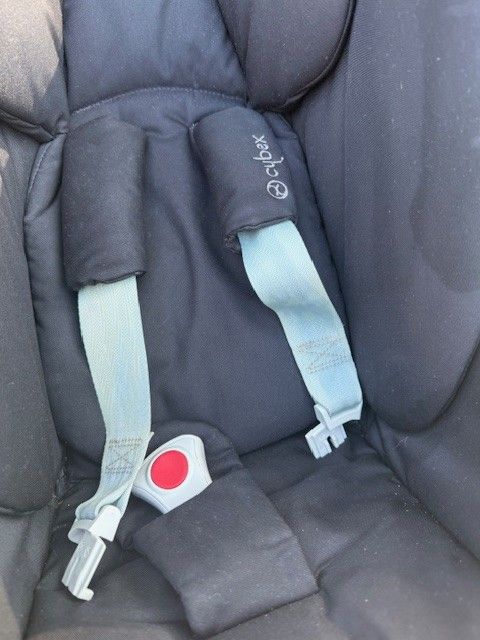 Mama's & Papa's ONYX Ocarro with a Cybex Cloud T layback car seat.