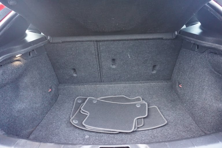 2015 Volvo V40 D2 [120] R DESIGN *IMMACULATE CONDITION £20 ROAD TAX* HATCHBACK Diesel Manual