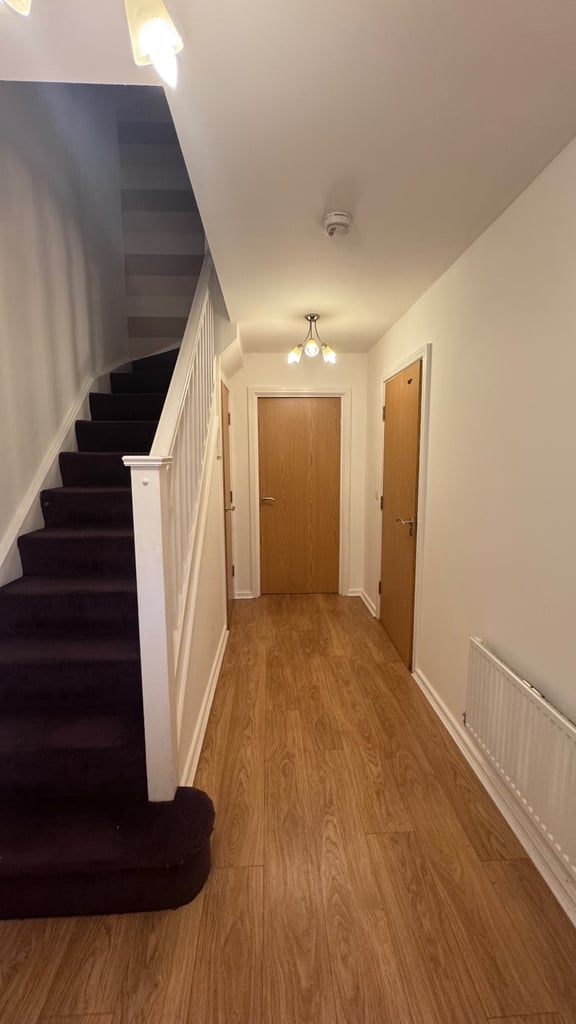 3 bedroom with 3 bath terrace house to LET!NO COMPANY LET!