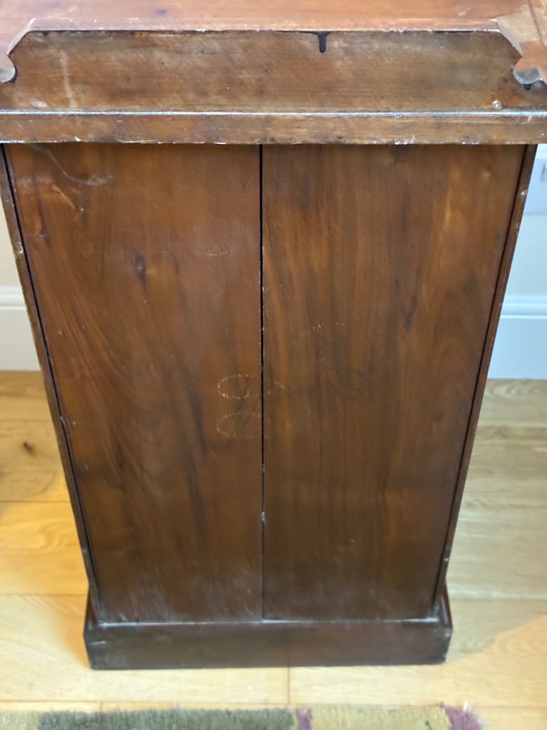 Hall / side / diningroom cupboard 