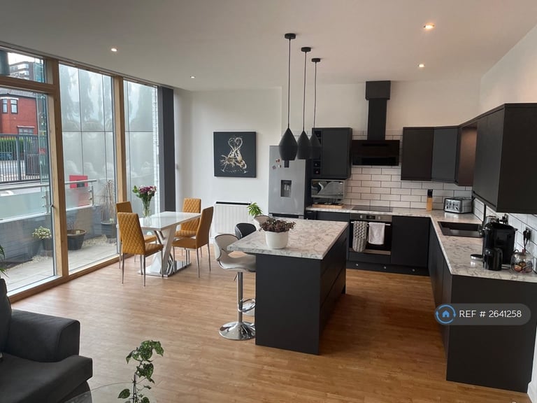 2 bedroom flat in Warwickgate House, Old Trafford, Manchester, M16 (2 bed) (#2641258)