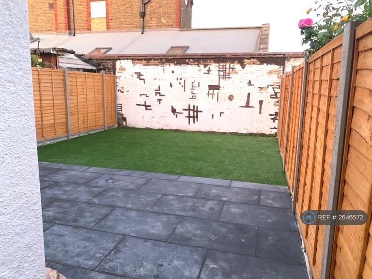 1 bedroom in Catford, London, SE6 (#2646572)