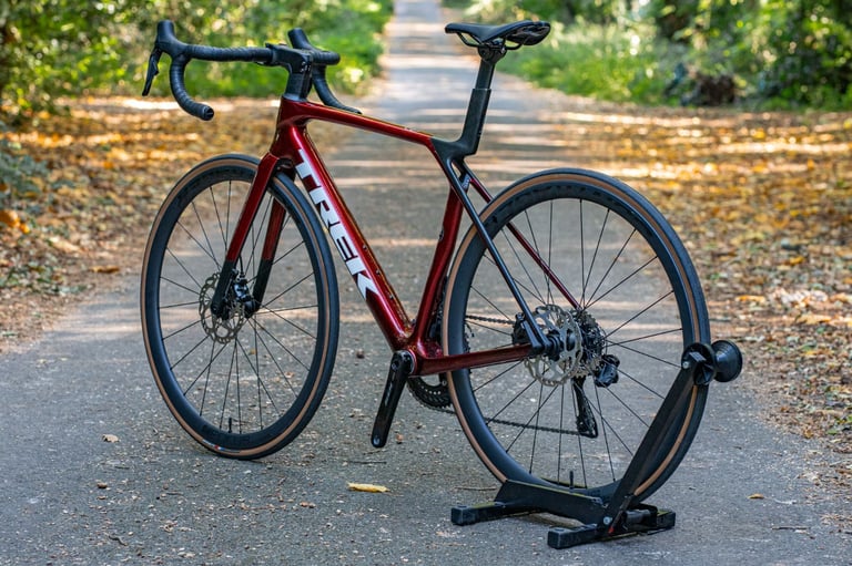 Trek Madone SL6 Gen 8, 105 DI2, Disc Carbon Road Bike ML Size Carbon Wheels