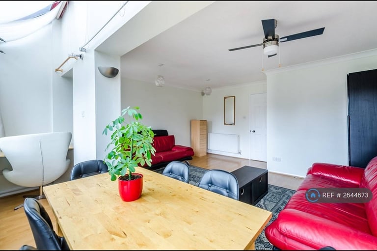 image for 3 bedroom flat in Bywater Place, London, SE16 (3 bed) (#2644673)