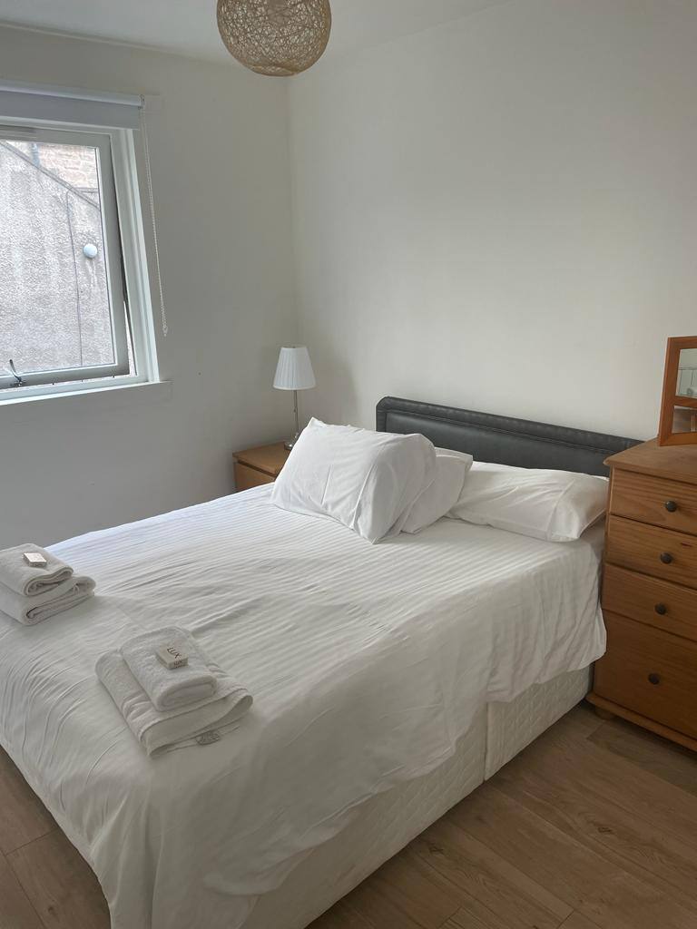 Newington. Beautiful refurbished 2 bedroomed ground floor flat with double glazing
