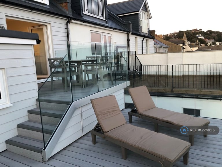 2 bedroom flat in Sandgate High Street, Sandgate, Folkestone, CT20 (2 bed) (#2291615)