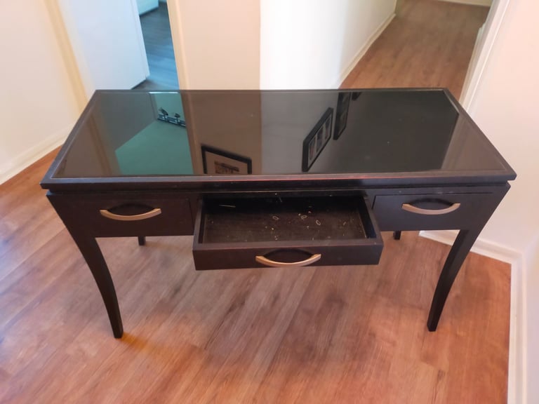 Bedroom dressing table 