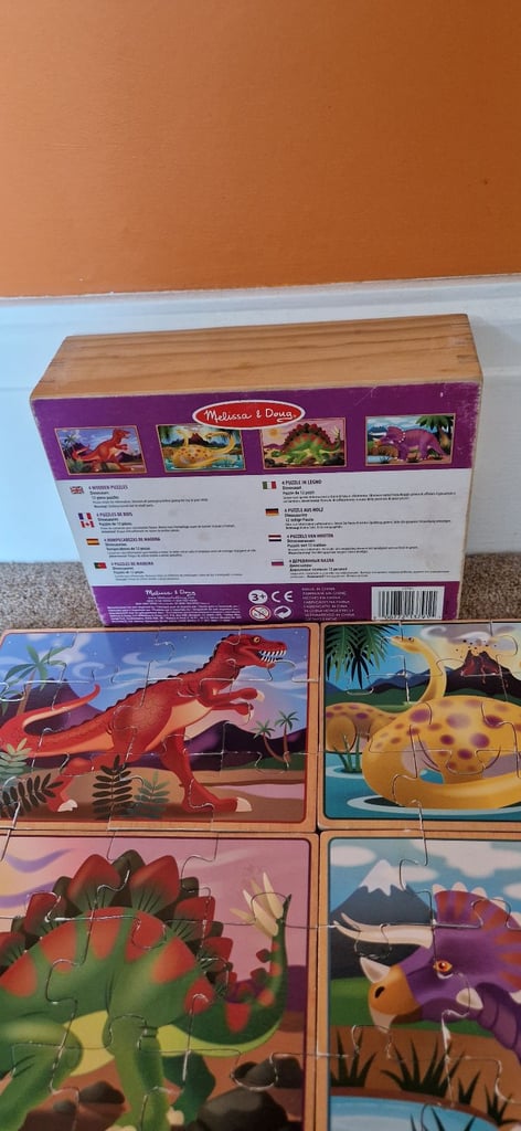 MELISSA AND DOUG 4 DINOSAUR JIGSAW PUZZLES IN BOX. EXCELLENT CONDITION.