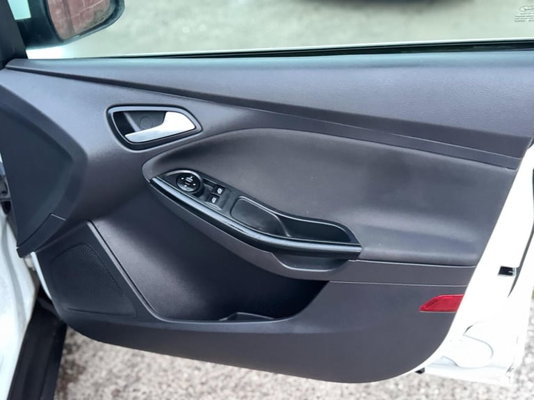 2012 Ford Focus 1.6 Zetec Euro 5 5dr HATCHBACK Petrol Manual