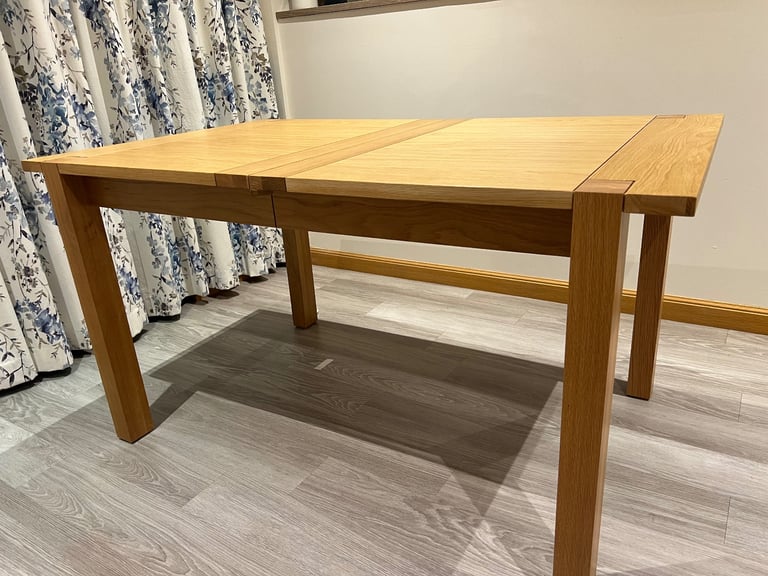 M&S SONOMA EXTENDING DINING TABLE - AS NEW - OAK 6-8 SEATER