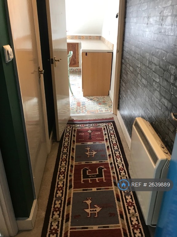 1 bedroom flat in Hartfield Road, Forest Row, RH18 (1 bed) (#2639889)