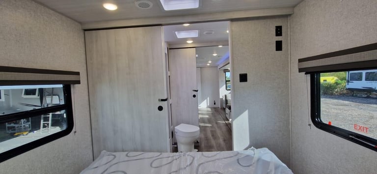 Forest River East To West Longitude 319BH American Caravan 5th Wheel