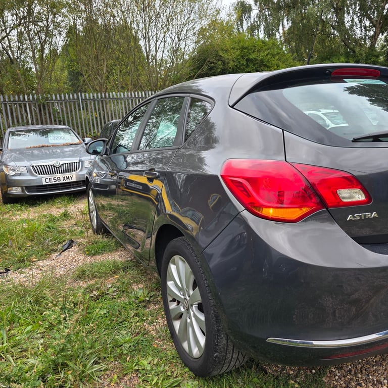 VAUXHALL ASTRA J DESIGN FACELIFT MODEL 1.7 DIESEL 110 BHP YEAR 2014 £20 ROAD TAX PER YEAR HPI CLEAR!