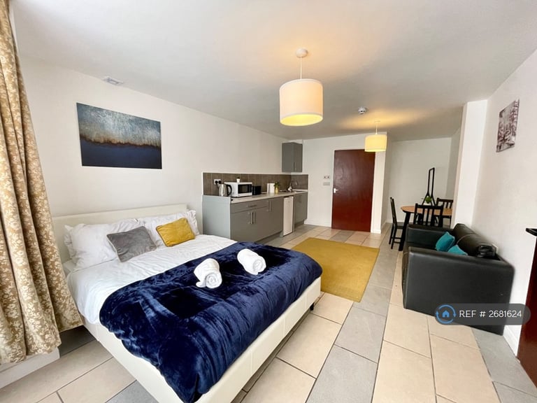 Studio flat in Stratford Road, Southall, UB2 (#2681624)