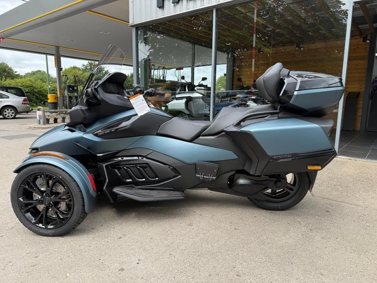 2025 Can-Am Spyder RT Limited 1330cc 6 speed semiauto trike MINERAL BLUE