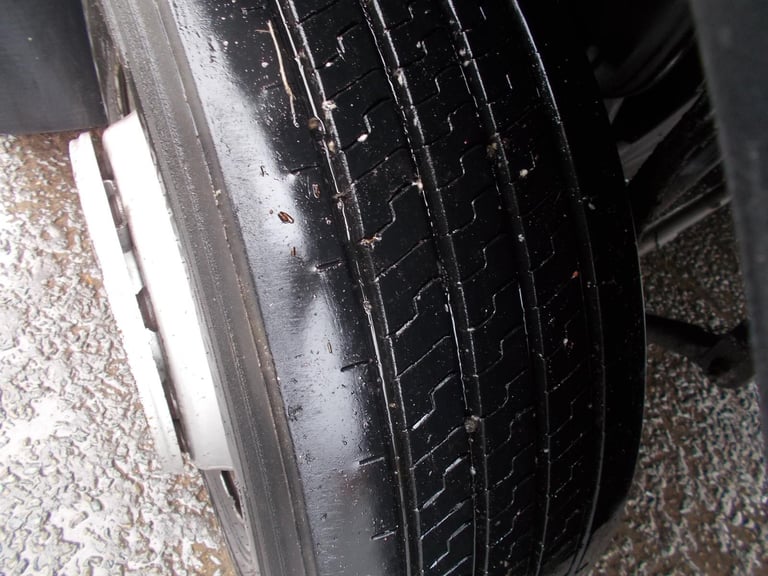 2014 (14) LEYLAND DAF CF 330 FLATBED WITH CRANE & BRICK GRAB. REAR LIFT STEER