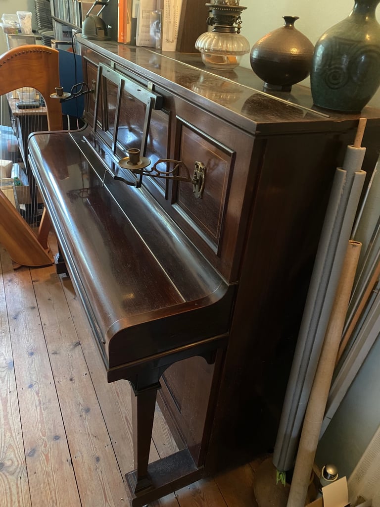 Piano upright