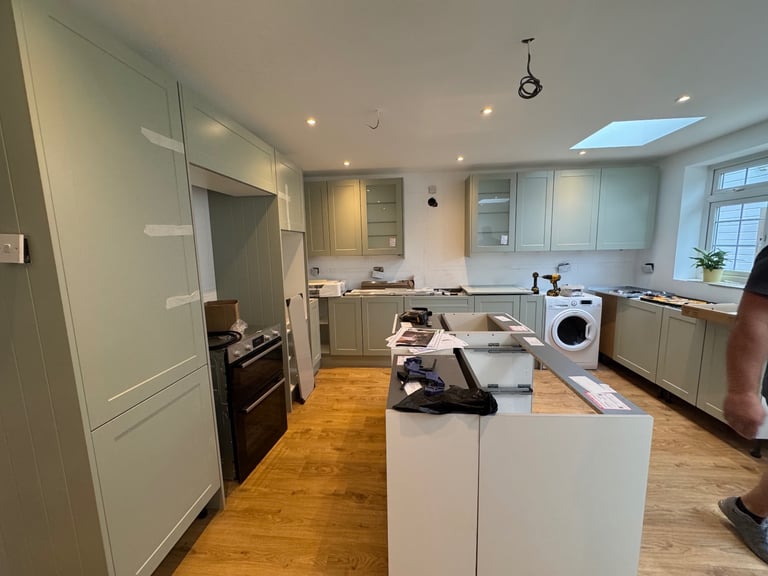 We do Install all compny of kitchens 