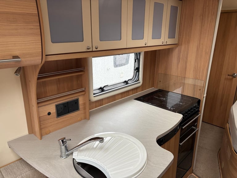 BAILEY PEGASUS VERONA - FIXED BED CARAVAN WITH END WASHROOM AND MOTORMOVER