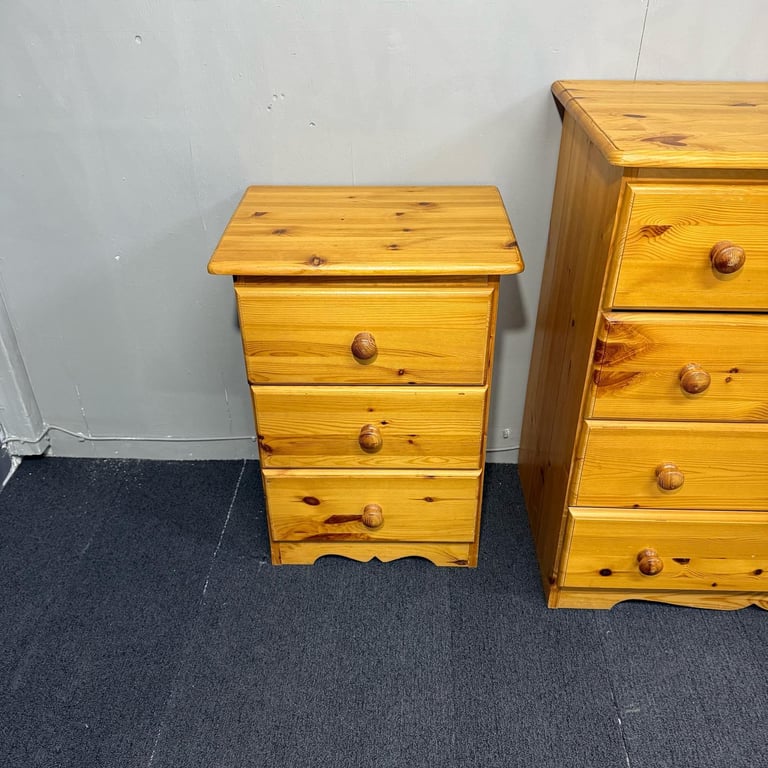 FREE DELIVERY REGAL chest of 4 drawers and bedside set, oak, in good condition. 