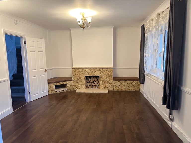 3 bedroom house Large garden & Garage 