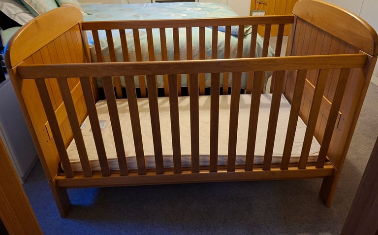 Cot Bed Arabella Deluxe by Lemberk - solid oak 