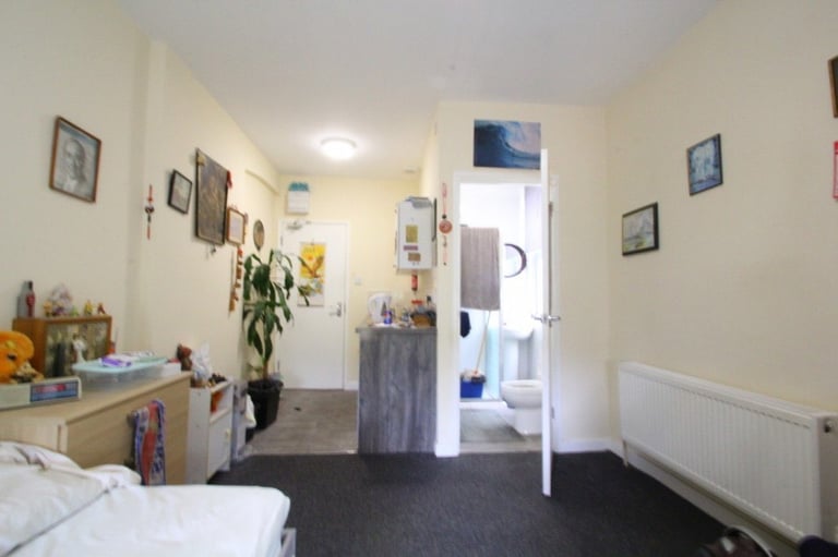Chain Free! Hane Estate Agents offer a Freehold 1st and 2nd floor 4 room bedsit HMO investment. 