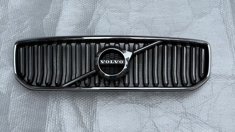 Volvo XC40 Front Inscription Grille 2017 Onwards Now P/N 31457347 & 31457344. 