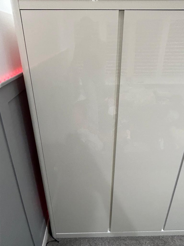 White Gloss bedroom furniture 