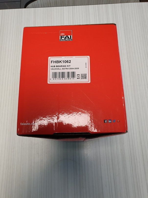 Vauxhall Astra 2004-2009 (Brand New) Pair of front hubs with bearings, still in in the box