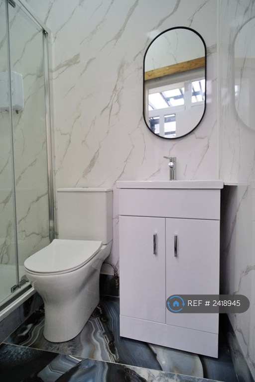 image for 1 bedroom flat in Whitton Dene, Middlesex, TW7 (1 bed) (#2418945)