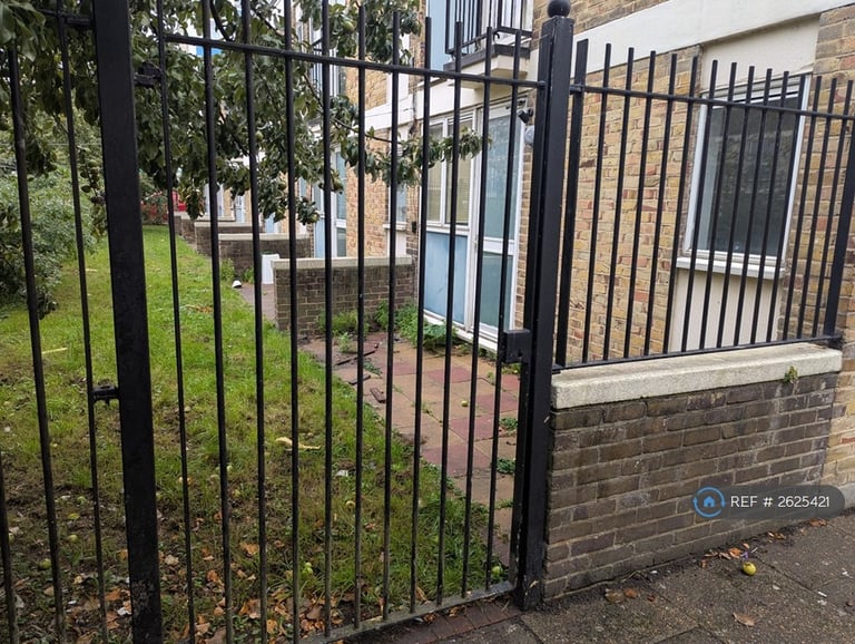 Studio flat in Boisseau House, London, E1 (#2625421)