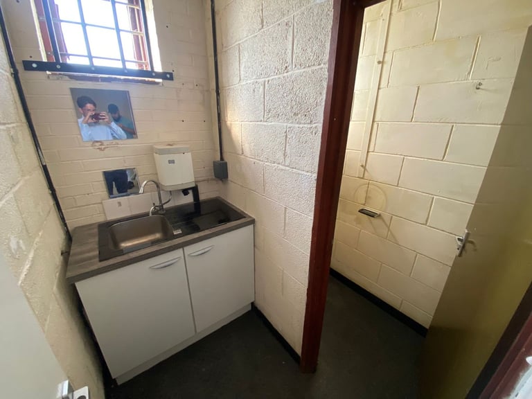 Small secure unit with parking, 750SQF WITH car park in a great location NG7 2AB 