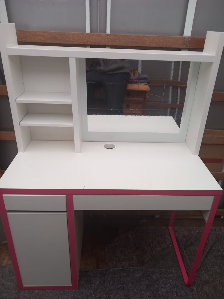 Kids pink desk CAN DELIVER