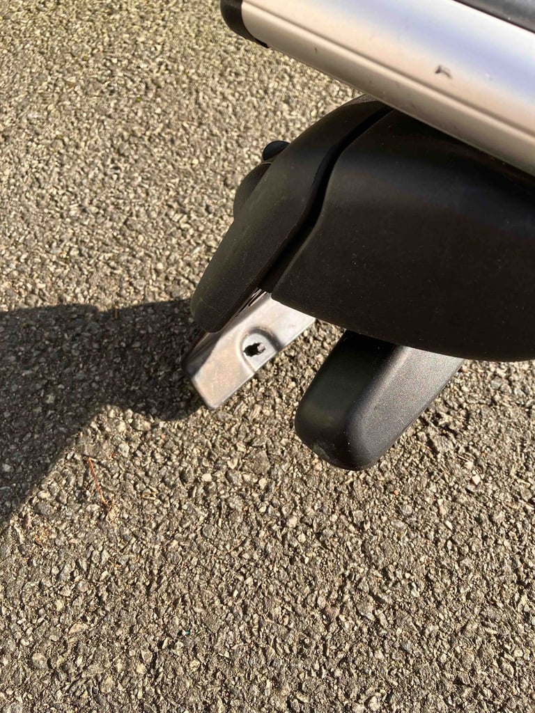 Ford Focus 5dr [2011-2018]: Atera silver 118 cm aluminium roof bars