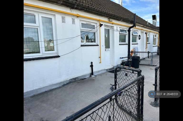 image for 2 bedroom flat in Greenway Parade, Chesham, HP5 (2 bed) (#2648551)