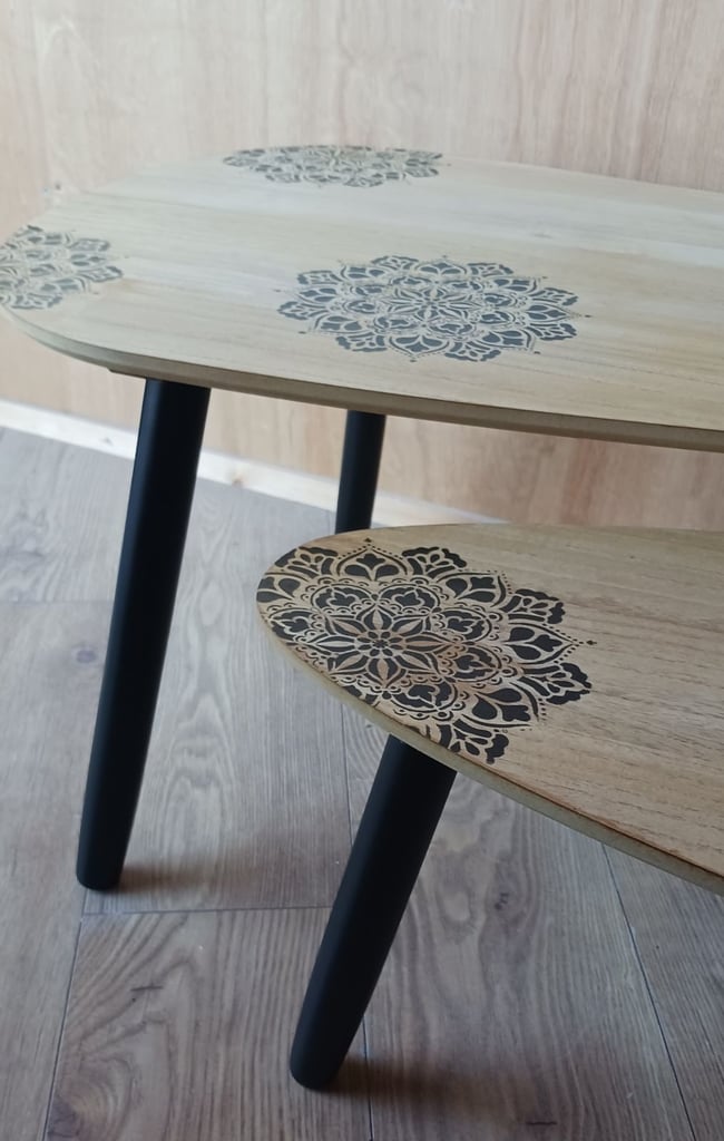 Set of 2 small coffee tables