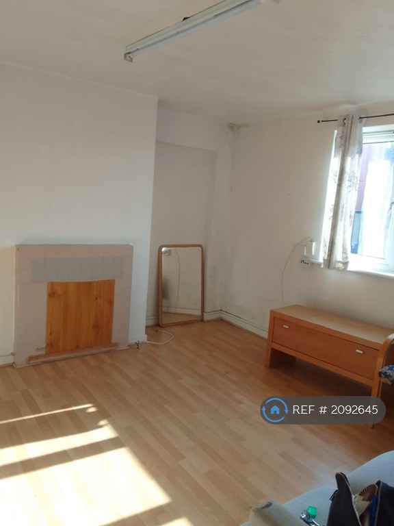 1 bedroom flat in Broad Street, Leek, ST13 (1 bed) (#2092645)