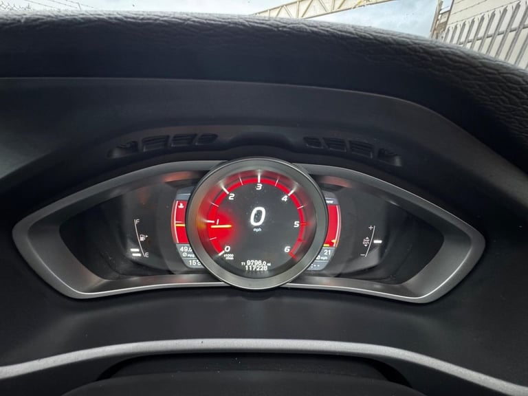 2015 15 VOLVO V40 1.6 D2 R-DESIGN LUX HATCHBACK 5DR DIESEL MANUAL EURO 5 (S/S) (