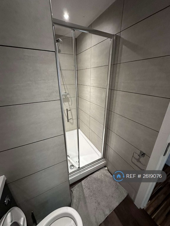 3 bedroom flat in West Point, Manchester, M16 (3 bed) (#2619076)