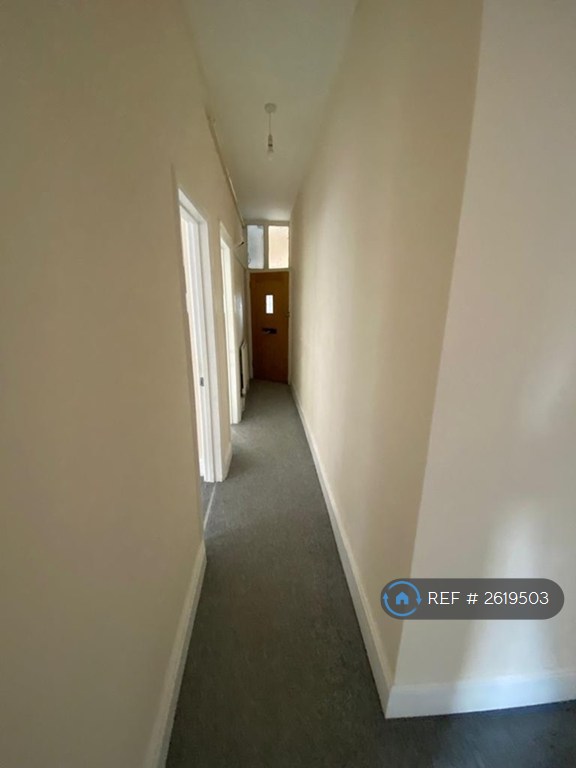 2 bedroom flat in West Street, Yeovil, BA20 (2 bed) (#2619503)