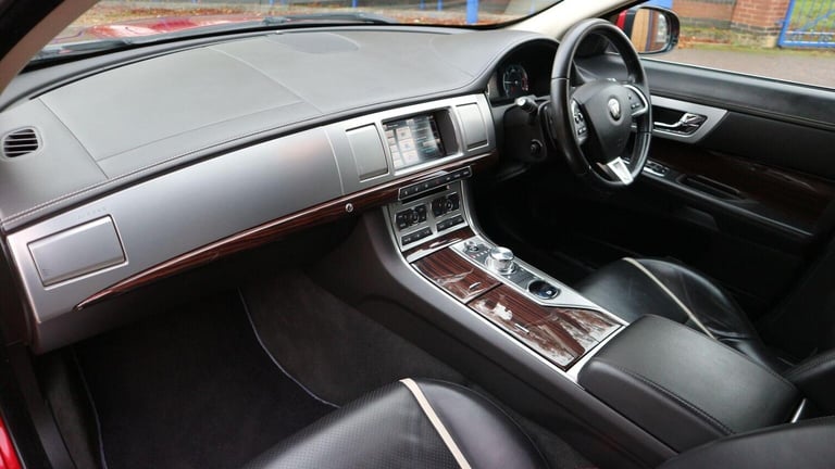 JAGUAR XF 2.2d Portfolio Sportbrake Auto Euro 5 (s/s) 5dr 2015
