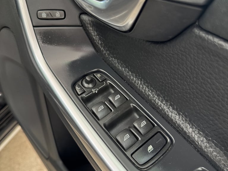 VOLVO S60 2.4 D5 SE Lux Black Auto Diesel 2010