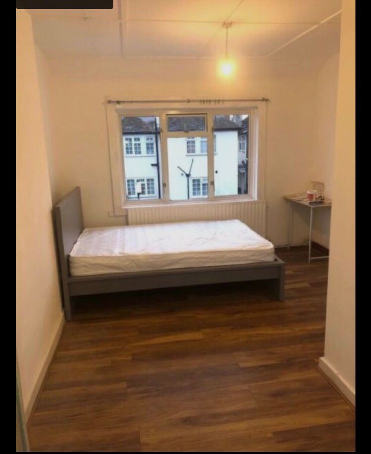 Studio available to rent. DSS Working prof couple/single. East Acton W12. £1350 pm Bills