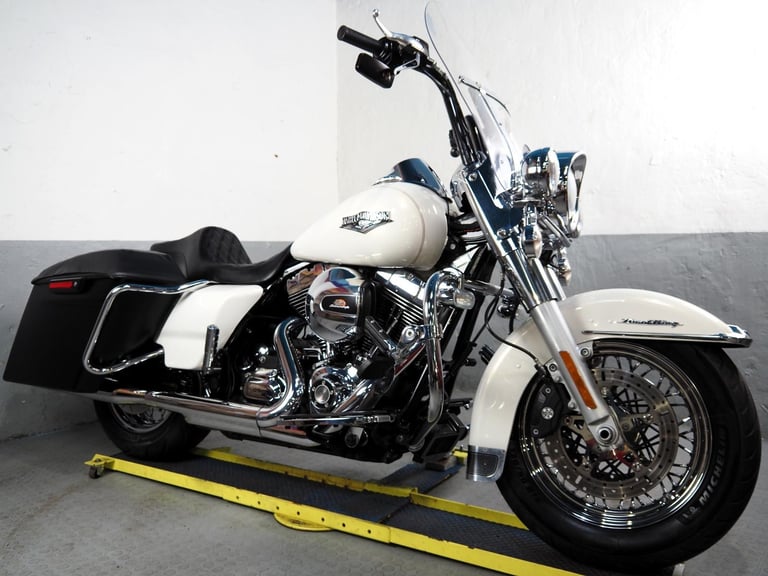 2014 Harley-Davidson FLHRC Roadking ,Stage 1 ,Vance & Hines ,some nice extras 