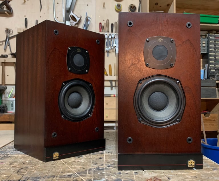 Castle Durham Bookshelf Speakers. Mahogany finish.