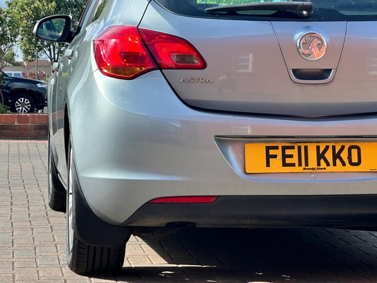 2011 Vauxhall Astra 1.4 16v Exclusiv Euro 5 5dr HATCHBACK Petrol Manual