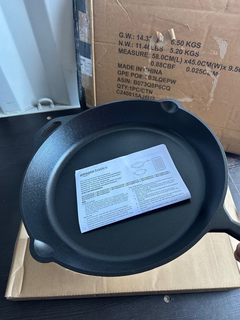 Amazon Basics Pre-Seasoned Cast Iron Skillet 38.1cm Heavy Duty Cooking Pan